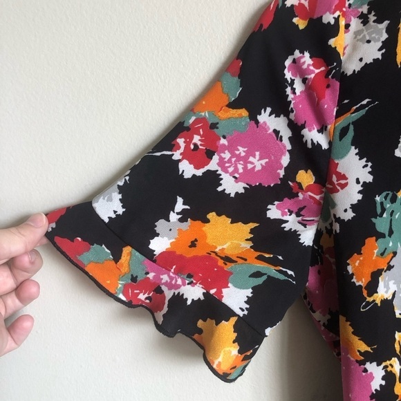 NWOT Zara Abstract Tropical Floral True Wrap Flutter Sleeve Blouse Women’s S - Picture 8 of 13